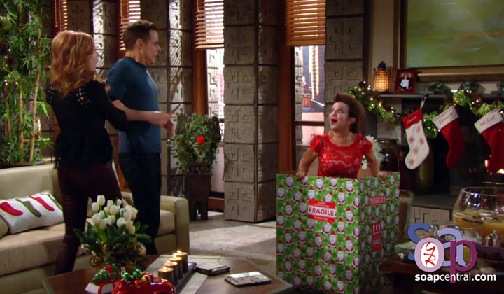 Gloria makes a festive return to Genoa City